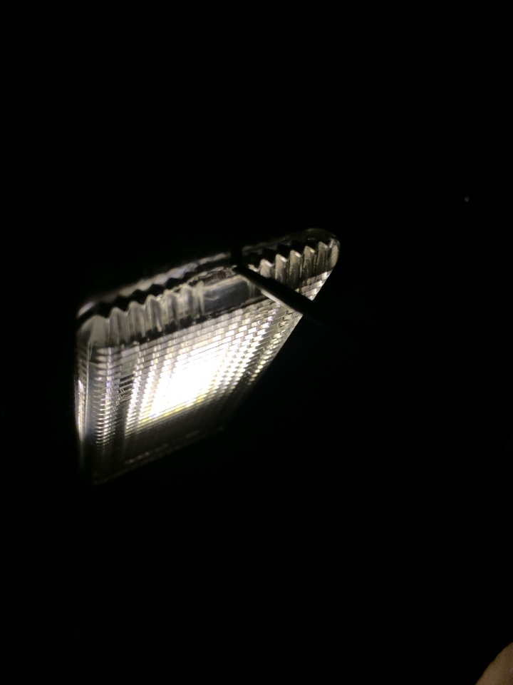 [DIYer] E30室內燈更換(點煙器座 室內燈 牌照燈 手套箱燈 後箱燈)