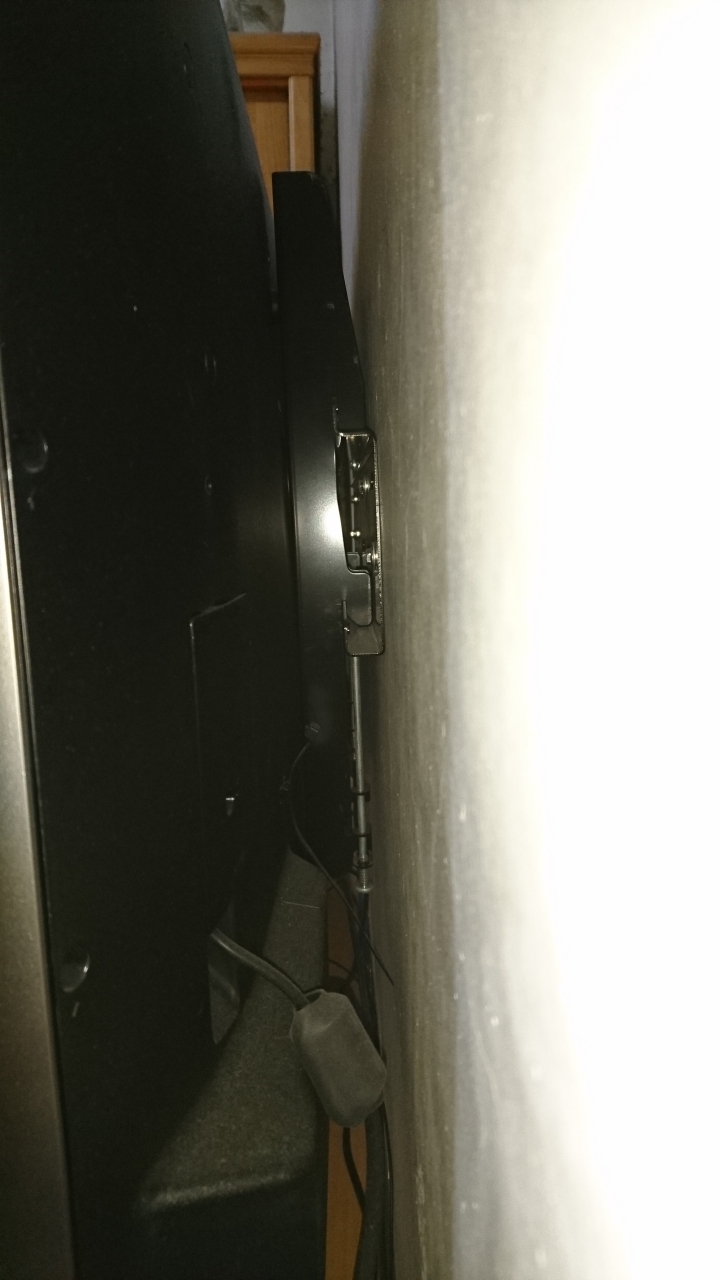 求助 怎麼讓電視從壁掛上面拆卸下來?