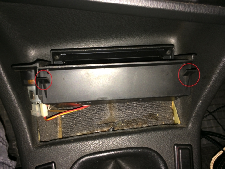 [DIYer] E30室內燈更換(點煙器座 室內燈 牌照燈 手套箱燈 後箱燈)