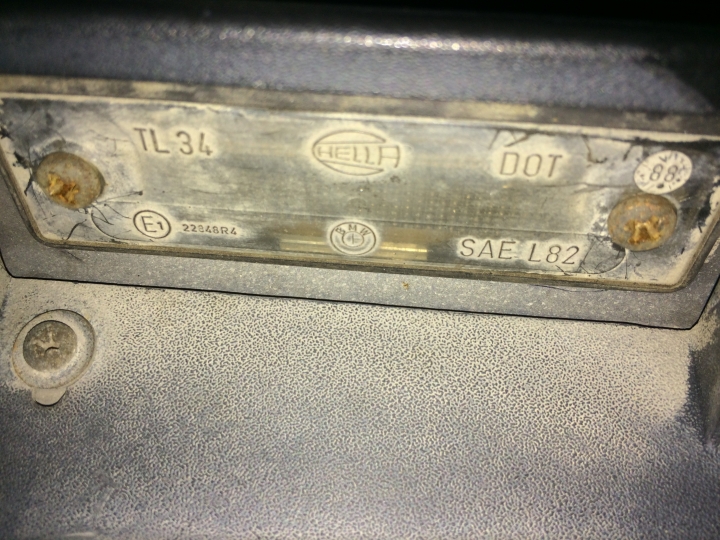 [DIYer] E30室內燈更換(點煙器座 室內燈 牌照燈 手套箱燈 後箱燈)