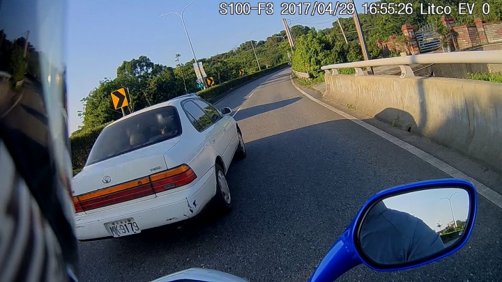 像這種逼車的要怎麼檢舉?