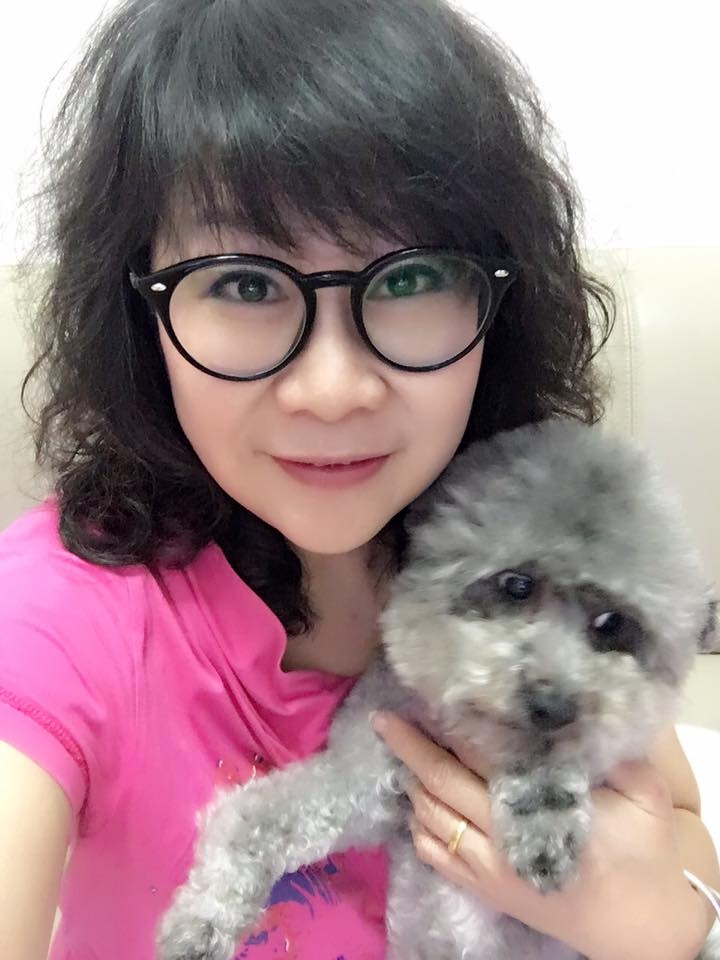 煩請神人伸援手!  將兩張照片合成成為一張就像一起照的照片!謝謝!