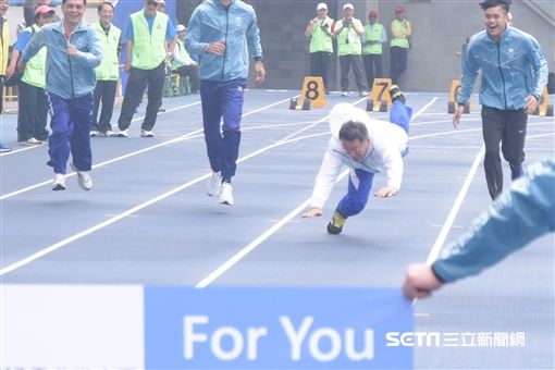 試跑世大運跑道 柯P爆摔吃土四連拍~~(以下開放合成)