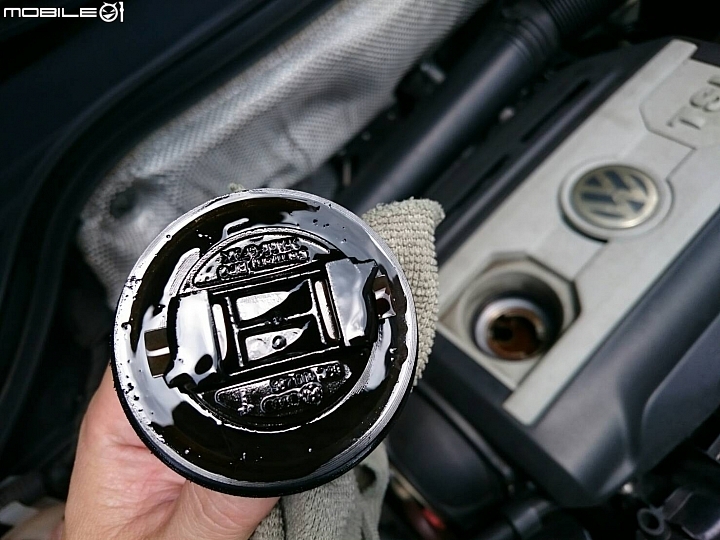 請問 GOLF VI 1.6汽油版機油蓋髒汙是正常的嗎?