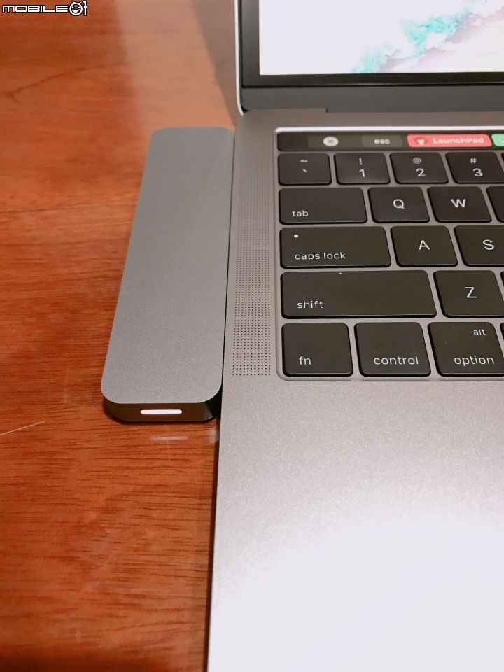「開箱圖多」HyperDrive Thunderbolt 3 USB-C HUB for MacBook Pro