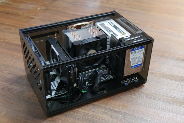 目前最小的ATX全透機殼GEEEK T810