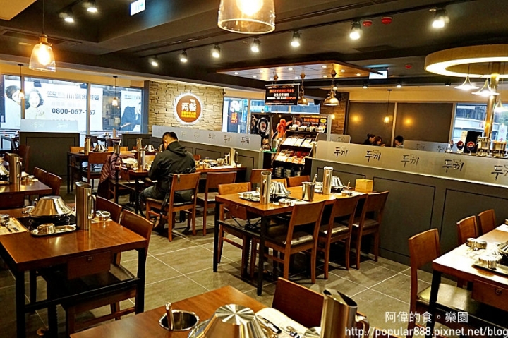 【忠孝復興】『 兩餐 』 두끼 韓國年糕火鍋吃到飽-忠孝店，更寬敞的用餐空間，同樣平價好吃的年糕火鍋，299元吃到飽！這價位簡直太夢幻了