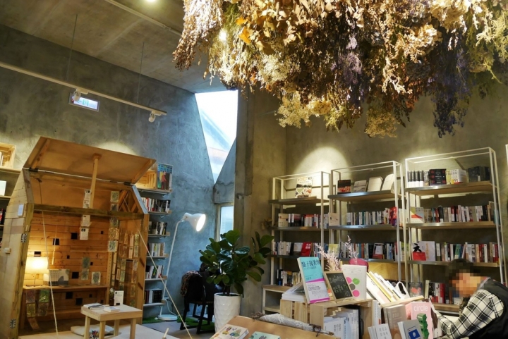 【台北華山文創園區 | 咖啡廳】在書香中與乾燥花下品一杯咖啡✡青鳥Bleu&Book