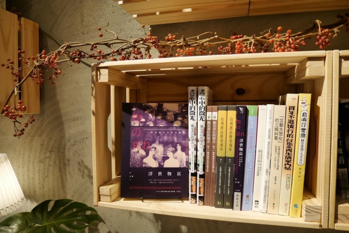 【台北華山文創園區 | 咖啡廳】在書香中與乾燥花下品一杯咖啡✡青鳥Bleu&Book