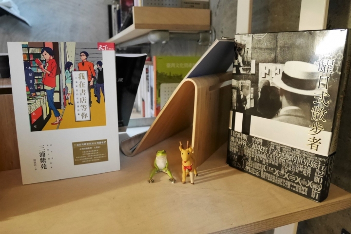 【台北華山文創園區 | 咖啡廳】在書香中與乾燥花下品一杯咖啡✡青鳥Bleu&Book