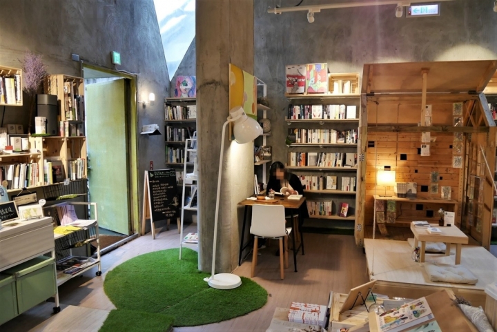 【台北華山文創園區 | 咖啡廳】在書香中與乾燥花下品一杯咖啡✡青鳥Bleu&Book