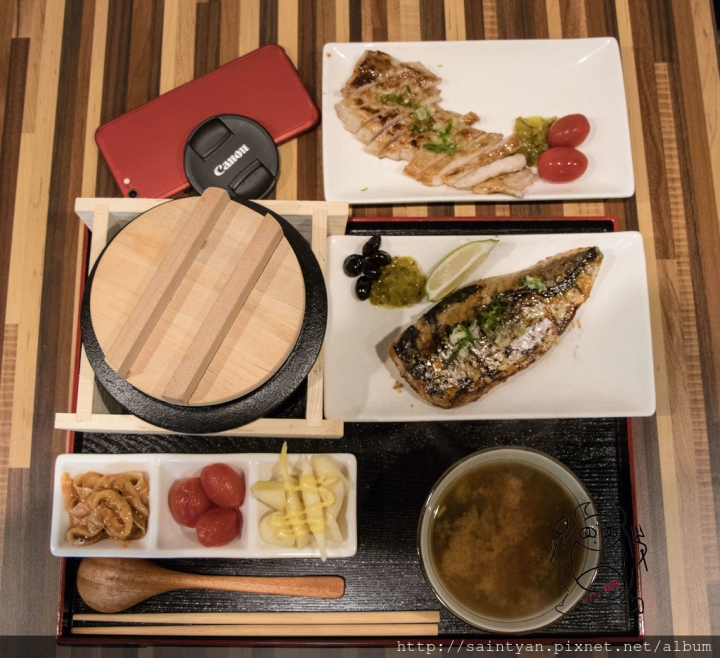 【吃】 遊子鐵鍋飯 ‧ 板橋 ‧ 板橋火車站 ‧ 日式定食 ‧ 鐵鍋飯 ‧ 燒烤醬好吃 ‧ 米香醬香，用鐵鍋烙出絕妙樂章 20170425