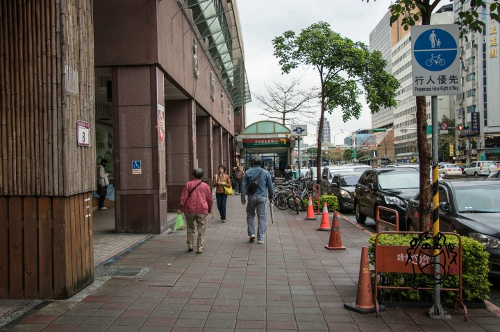【吃】金鋒滷肉飯 ‧ 台北 ‧ 中正紀念堂周邊(南門市場) ‧ 台式小吃 ‧ 滷肉飯 ‧ 叱吒台北數十年老字號排隊名店!20170325