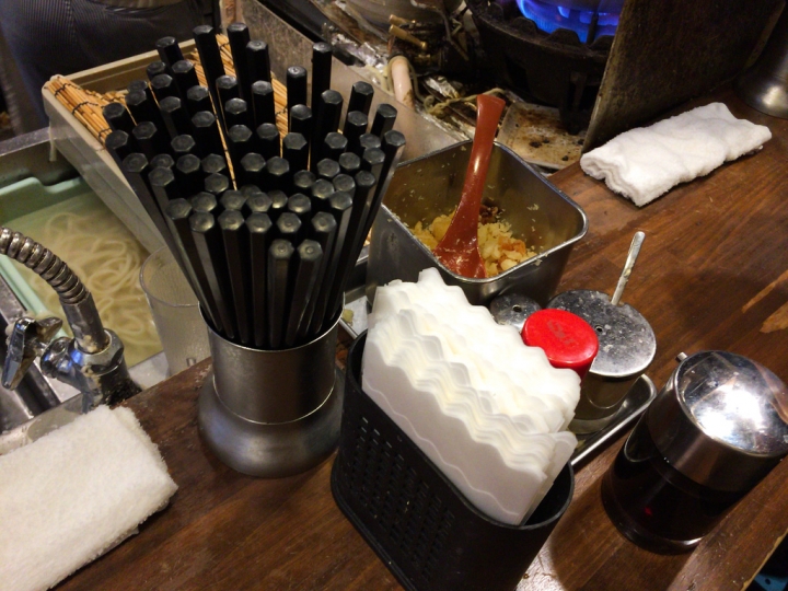 【食記。美食】東京 五反田  看了櫻花之後呢？(2) 小店立食 男性最愛 おにやんま  烏龍麵 立食 蜻蜓