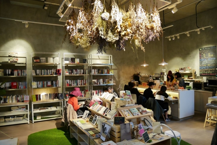 【台北華山文創園區 | 咖啡廳】在書香中與乾燥花下品一杯咖啡✡青鳥Bleu&Book