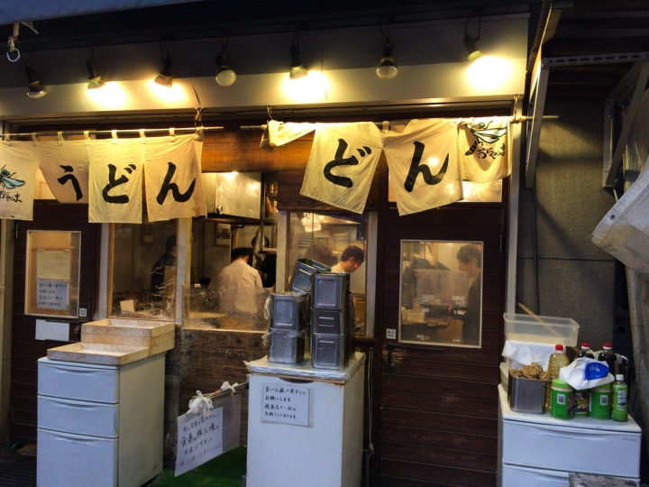 【食記。美食】東京 五反田  看了櫻花之後呢？(2) 小店立食 男性最愛 おにやんま  烏龍麵 立食 蜻蜓