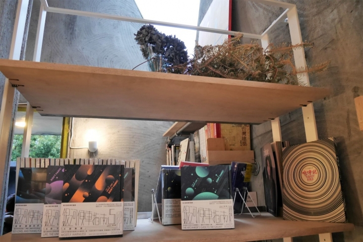 【台北華山文創園區 | 咖啡廳】在書香中與乾燥花下品一杯咖啡✡青鳥Bleu&Book
