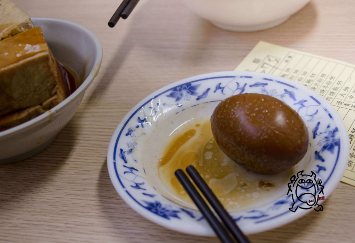 【吃】金鋒滷肉飯 ‧ 台北 ‧ 中正紀念堂周邊(南門市場) ‧ 台式小吃 ‧ 滷肉飯 ‧ 叱吒台北數十年老字號排隊名店!20170325