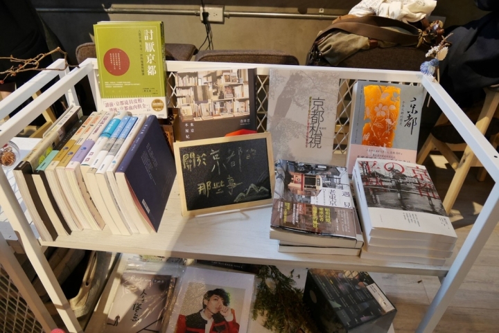 【台北華山文創園區 | 咖啡廳】在書香中與乾燥花下品一杯咖啡✡青鳥Bleu&Book