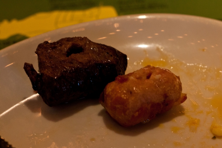 【食記。美食】東京 池袋 焦香四溢，肉汁鮮甜 現烤現切巴西窯烤 GOCCHI BATTA 池袋西口 吃到飽
