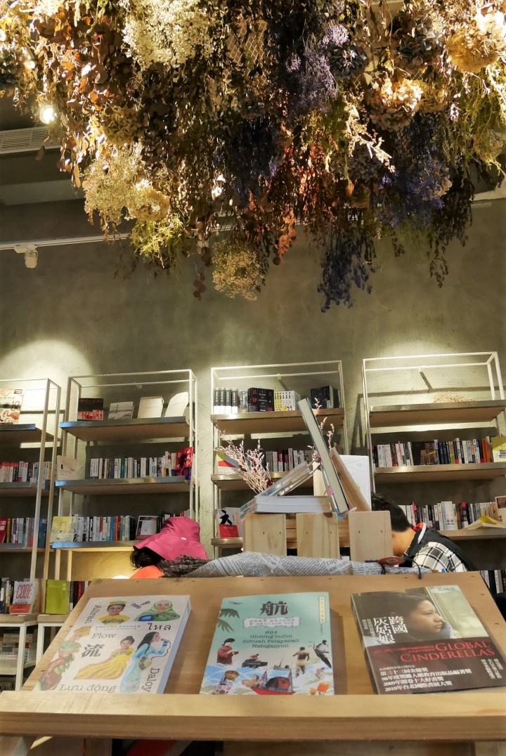 【台北華山文創園區 | 咖啡廳】在書香中與乾燥花下品一杯咖啡✡青鳥Bleu&Book