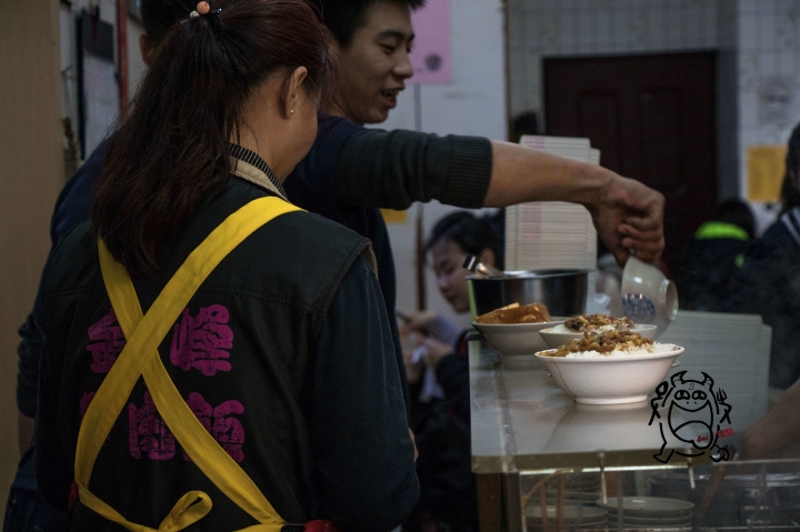 【吃】金鋒滷肉飯 ‧ 台北 ‧ 中正紀念堂周邊(南門市場) ‧ 台式小吃 ‧ 滷肉飯 ‧ 叱吒台北數十年老字號排隊名店!20170325