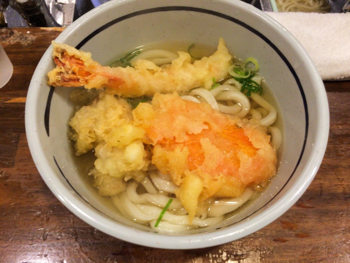 【食記。美食】東京 五反田  看了櫻花之後呢？(2) 小店立食 男性最愛 おにやんま  烏龍麵 立食 蜻蜓
