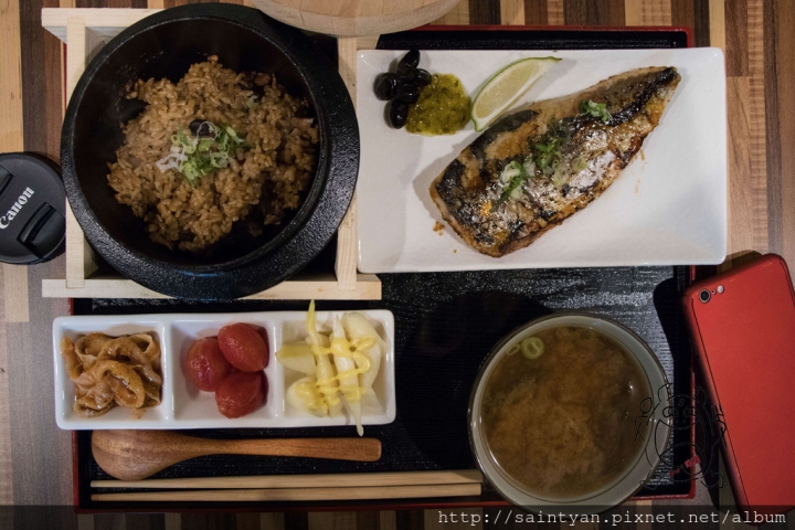 【吃】 遊子鐵鍋飯 ‧ 板橋 ‧ 板橋火車站 ‧ 日式定食 ‧ 鐵鍋飯 ‧ 燒烤醬好吃 ‧ 米香醬香，用鐵鍋烙出絕妙樂章 20170425
