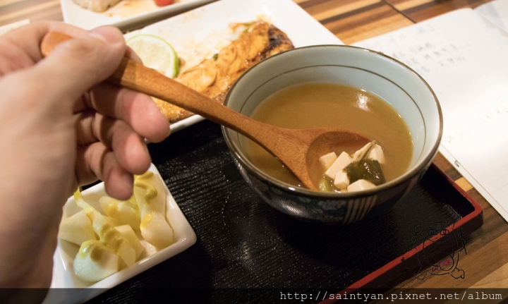 【吃】 遊子鐵鍋飯 ‧ 板橋 ‧ 板橋火車站 ‧ 日式定食 ‧ 鐵鍋飯 ‧ 燒烤醬好吃 ‧ 米香醬香，用鐵鍋烙出絕妙樂章 20170425