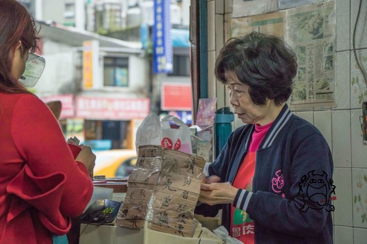 【吃】金鋒滷肉飯 ‧ 台北 ‧ 中正紀念堂周邊(南門市場) ‧ 台式小吃 ‧ 滷肉飯 ‧ 叱吒台北數十年老字號排隊名店!20170325