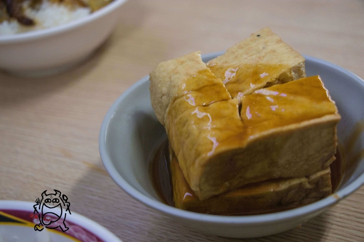 【吃】金鋒滷肉飯 ‧ 台北 ‧ 中正紀念堂周邊(南門市場) ‧ 台式小吃 ‧ 滷肉飯 ‧ 叱吒台北數十年老字號排隊名店!20170325