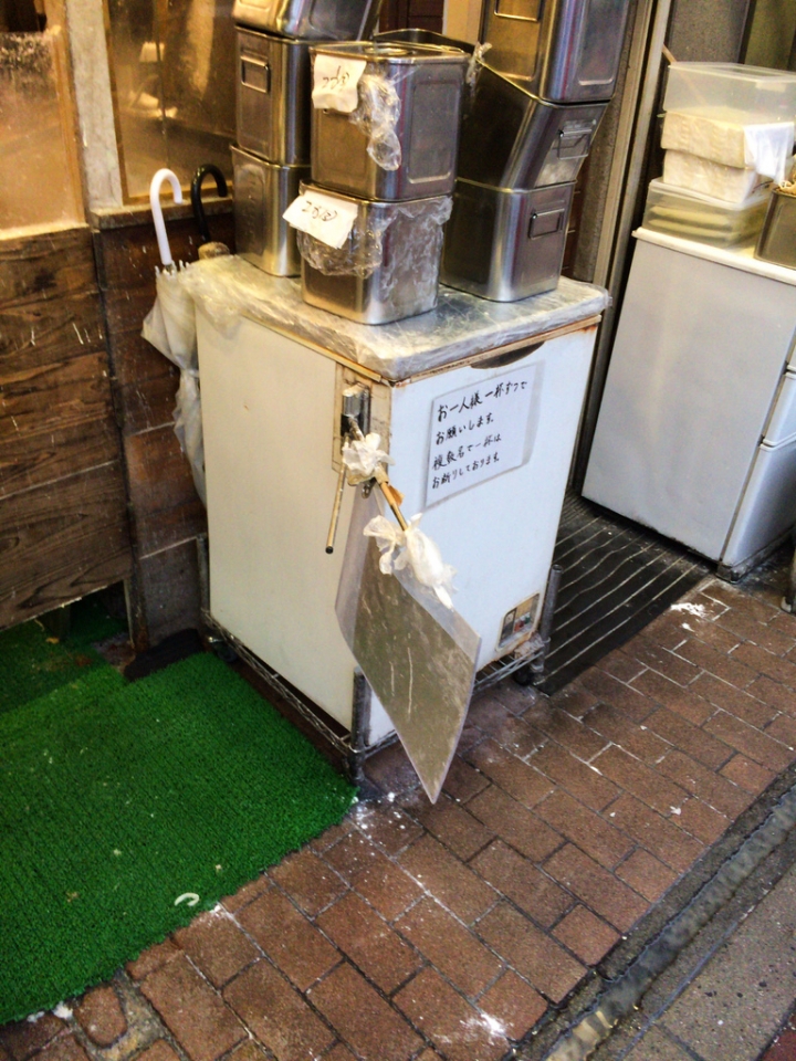 【食記。美食】東京 五反田  看了櫻花之後呢？(2) 小店立食 男性最愛 おにやんま  烏龍麵 立食 蜻蜓