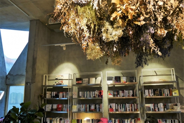 【台北華山文創園區 | 咖啡廳】在書香中與乾燥花下品一杯咖啡✡青鳥Bleu&Book