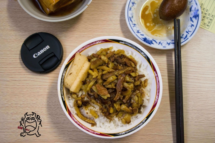 【吃】金鋒滷肉飯 ‧ 台北 ‧ 中正紀念堂周邊(南門市場) ‧ 台式小吃 ‧ 滷肉飯 ‧ 叱吒台北數十年老字號排隊名店!20170325