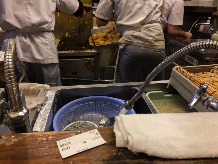 【食記。美食】東京 五反田  看了櫻花之後呢？(2) 小店立食 男性最愛 おにやんま  烏龍麵 立食 蜻蜓