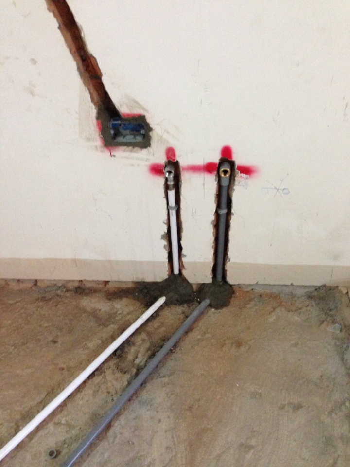 水電 熱水與冷水管距離太近?