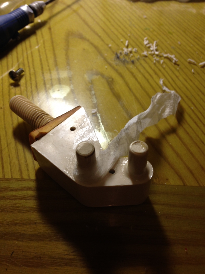 馬桶座卡榫斷掉自己修