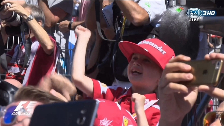 F1西班牙站kimi撞車法拉利小粉絲大哭成為本站最多鏡頭焦點