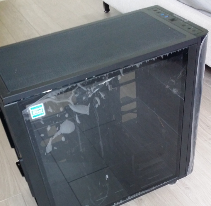 集酷炫一身的Thermaltake VIEW 31 TG機殼,簡單開箱心得