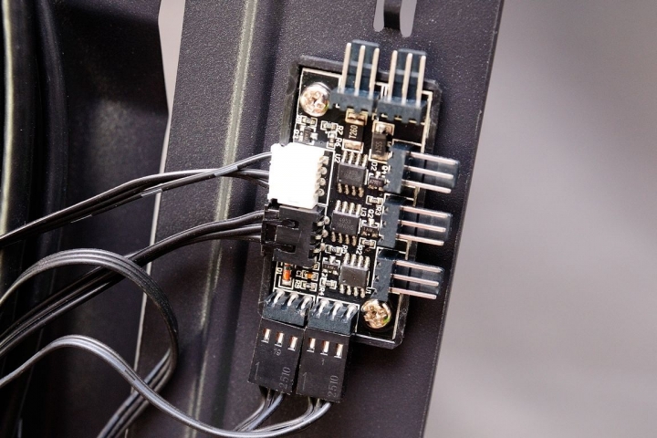 極簡機殼小改版，Anidees AI5S 機殼開箱測試