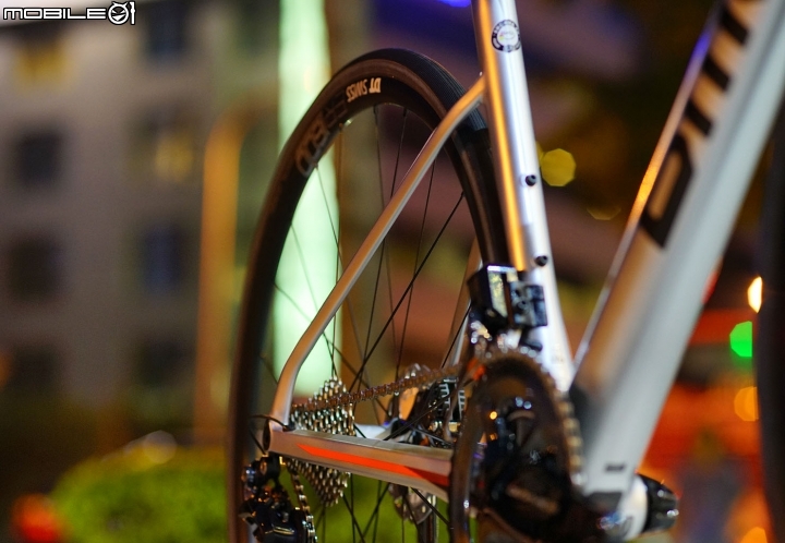 BMC RM01 碟煞公路車，LTD白銀戰甲限量版！