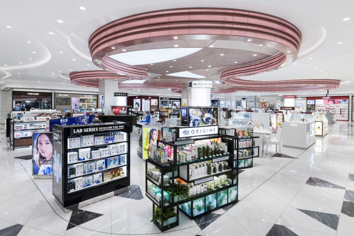 原KARA成員朴奎利現身樂天免稅店銀座店！ 韓國偶像粉絲匯聚一堂！