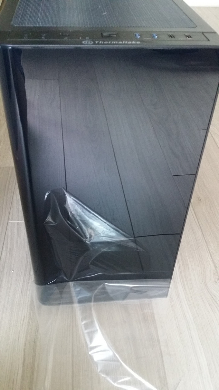 集酷炫一身的Thermaltake VIEW 31 TG機殼,簡單開箱心得