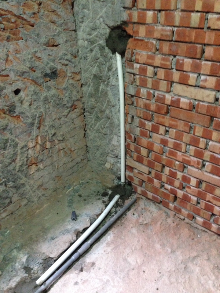 水電 熱水與冷水管距離太近?