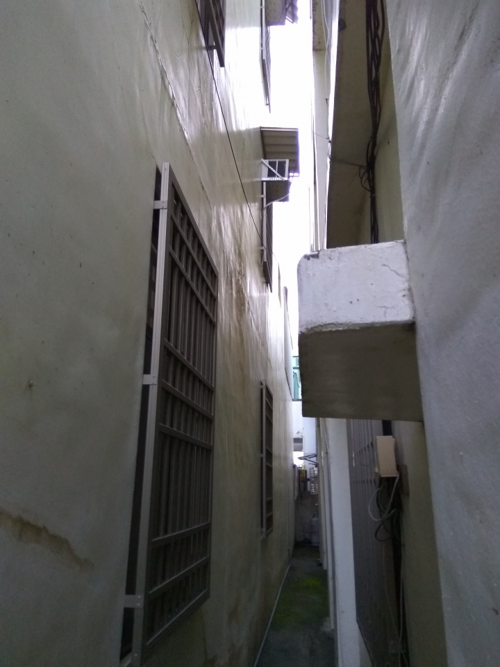 鄰居的冷氣突出至我家土地上