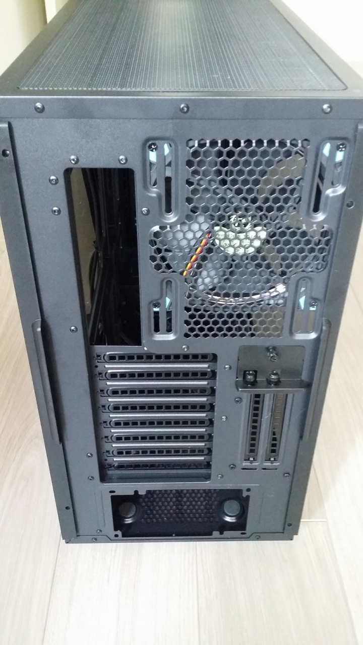 集酷炫一身的Thermaltake VIEW 31 TG機殼,簡單開箱心得