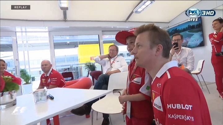 F1西班牙站kimi撞車法拉利小粉絲大哭成為本站最多鏡頭焦點