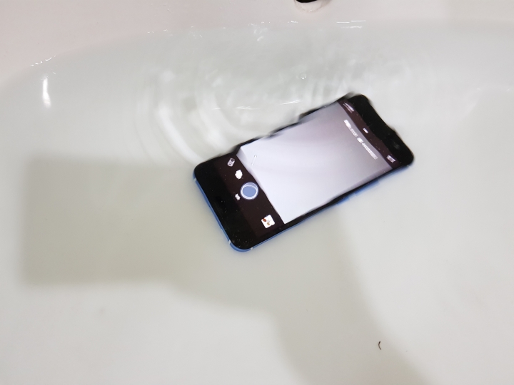 HTC U11的水中開箱實拍
