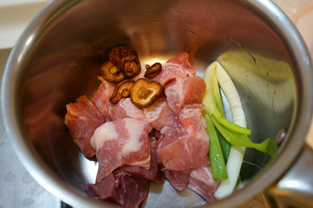 [食譜] 簡易便當菜。滷胛心肉&金針菇、 馬鈴薯炒肉末
