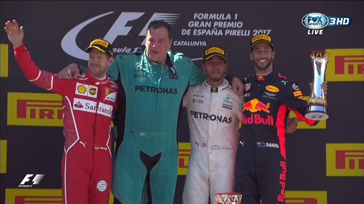 F1西班牙站kimi撞車法拉利小粉絲大哭成為本站最多鏡頭焦點